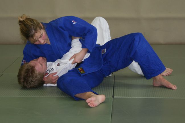 Zwei Judoka beim Training einer Bodentechnik auf der Matte