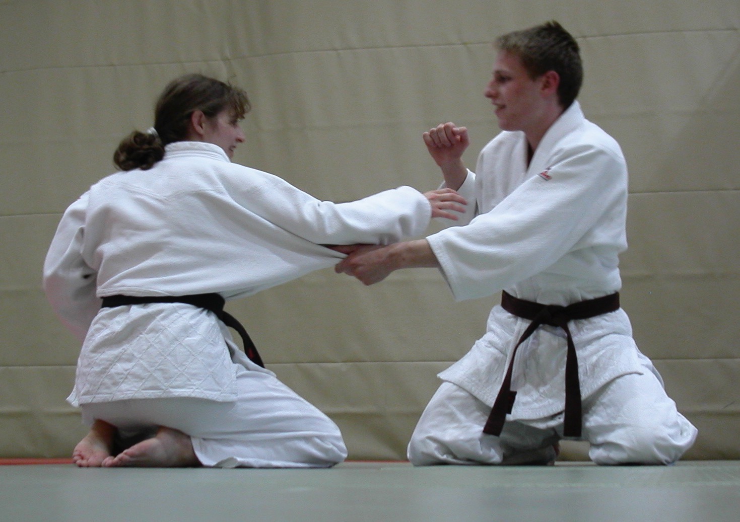 Zwei Judoka greifen sich beim partnerschaftlichen Übungskampf